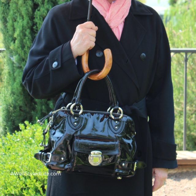 hanging a handbag from your umbrella handle leaves one hand free