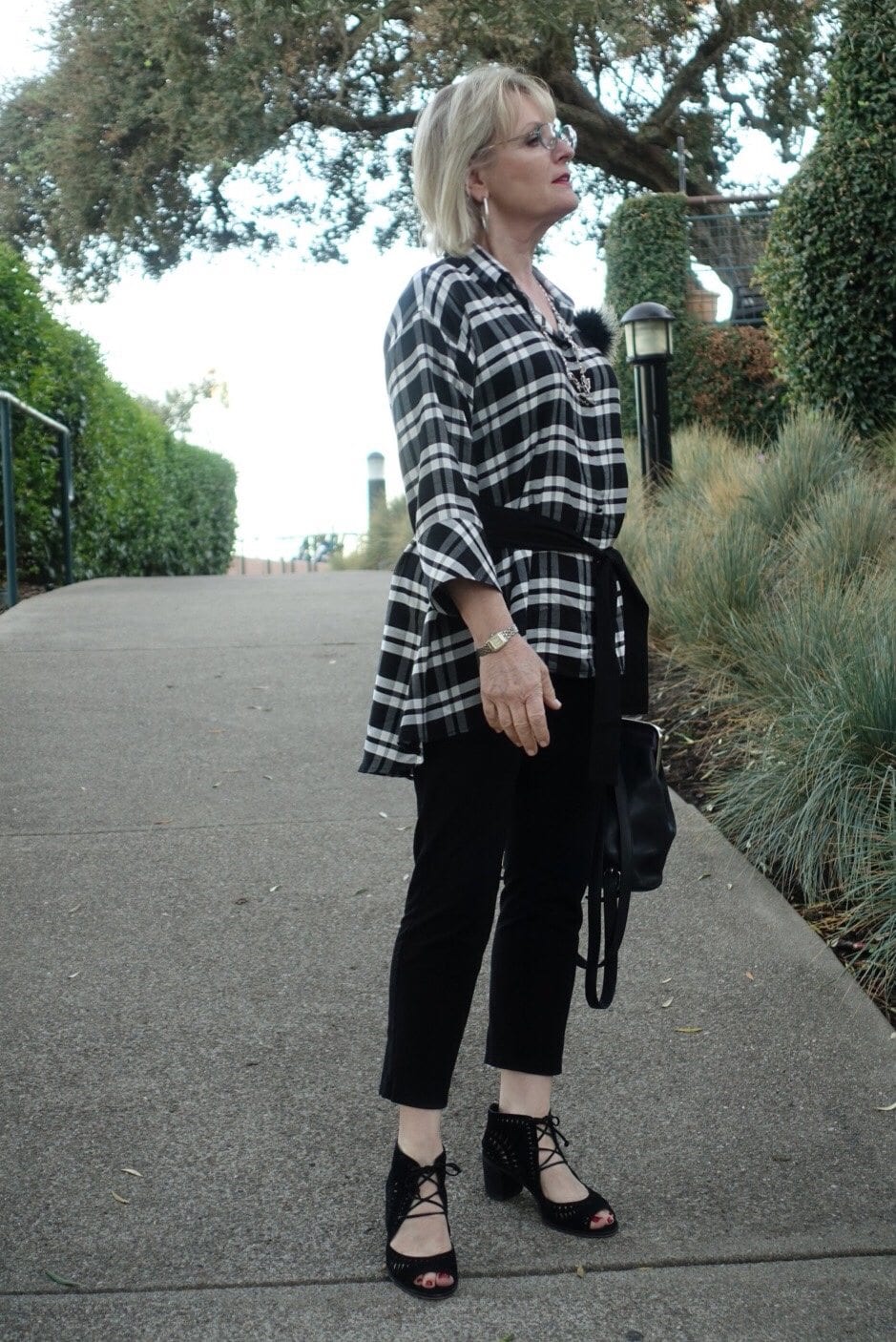Jennifer Connolly of A Well Styled Life wearing lightweight plaid