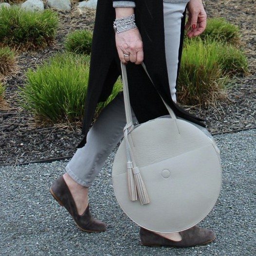 Jennifer Connolly of A Well Styled Life wearing tassel bag from Anthropologie