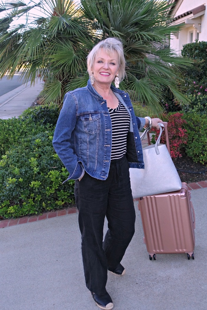 Jennifer Connolly of A Well Styled Life showing Caslon linen pants and Vince Camuto denim jacket for travel