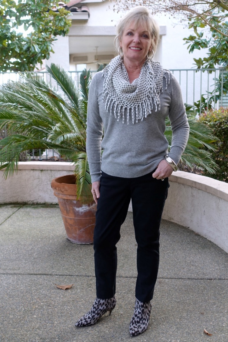 how to style a v-neck sweater and straight jeans 5 ways