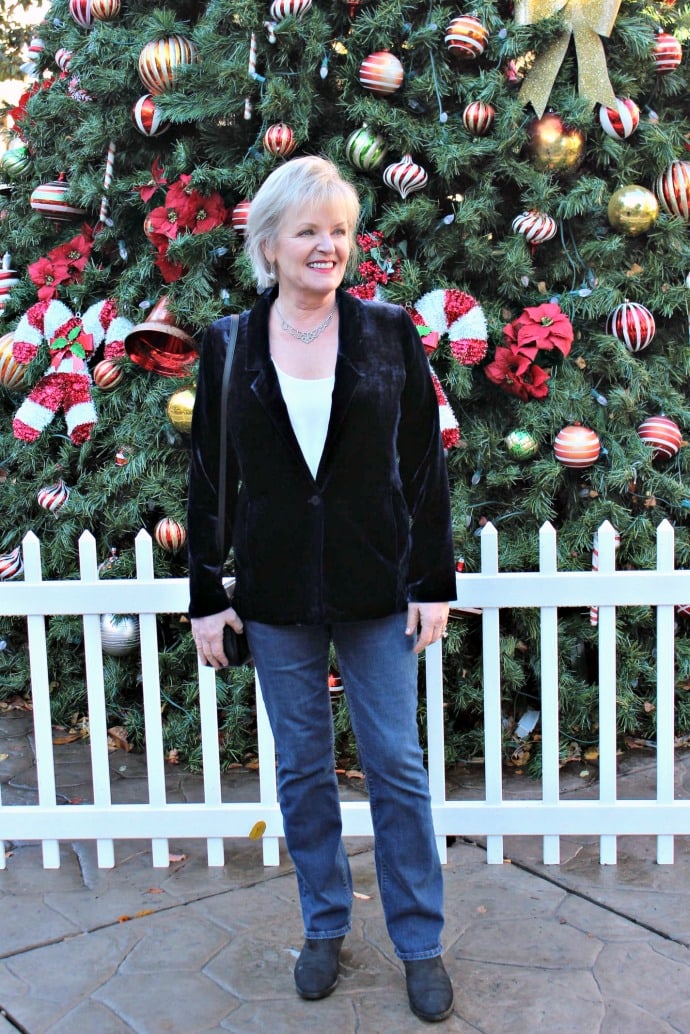Jennifer Connolly of A Well Styled Life wearing EILEEN FISHER Velvet blazer