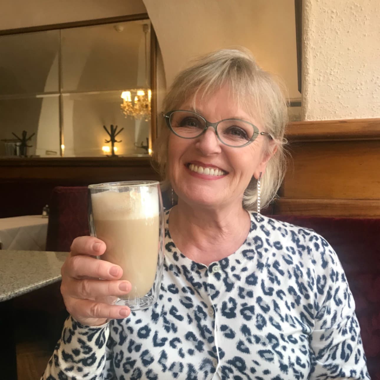 jennifer connolly having coffee in Budapest
