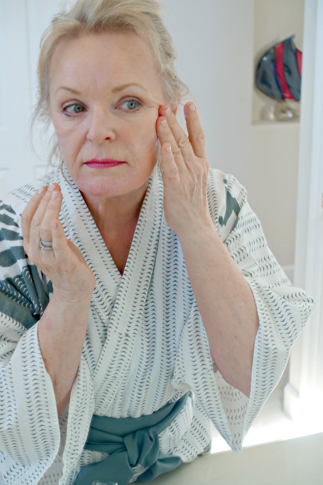 Jennifer Connolly of A Well Styled Life applying Exuviance sunscreen