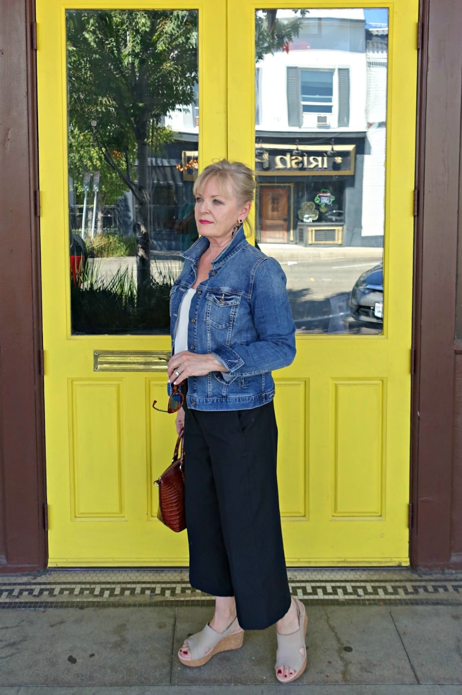 Jennifer Connolly of A Well Styled life showing the proportion of cropped pants