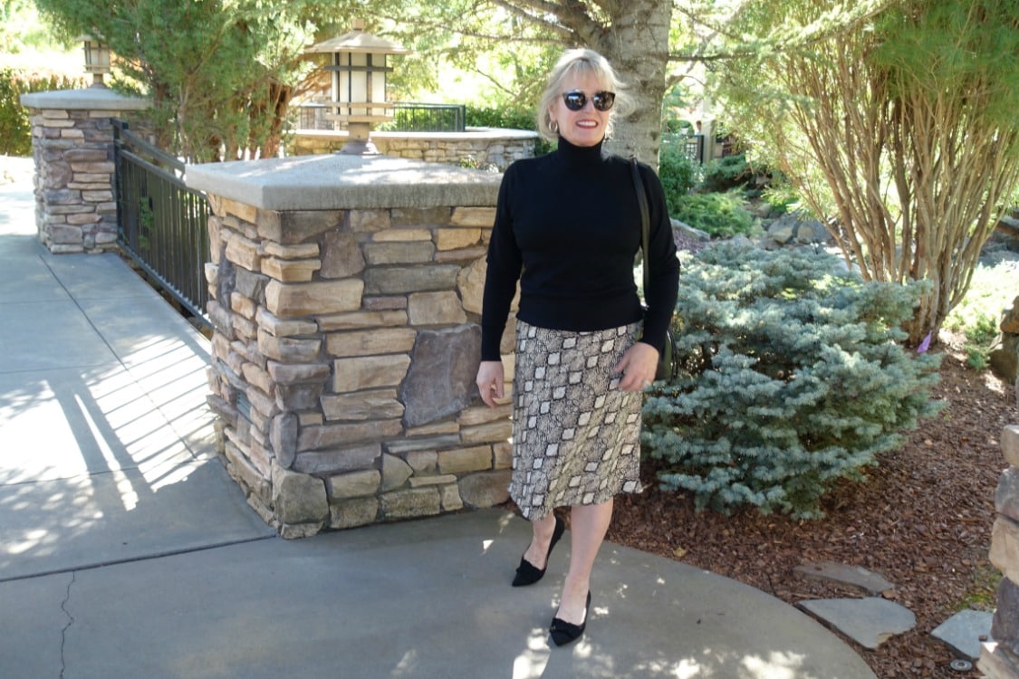 Jennifer Connolly of A Well Styled Life showing how to wear a midi skirt