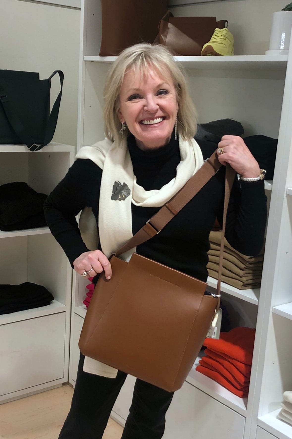 Jennifer Connolly holding the form leather crossbody by Everland