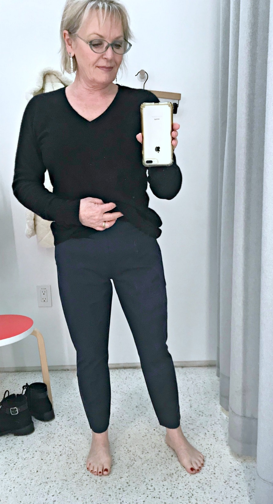 Jennifer Connolly of A Well Styled Life wearing side zip pants from Everlane