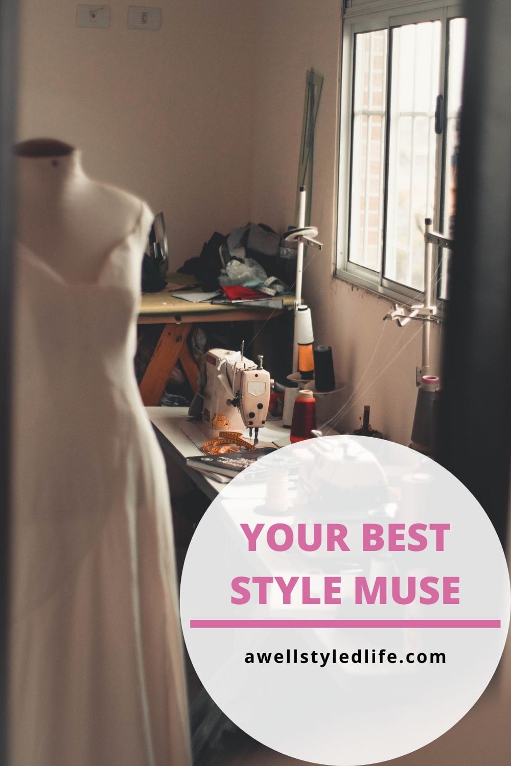 MANNEQUIN AND SEWING MACHINE