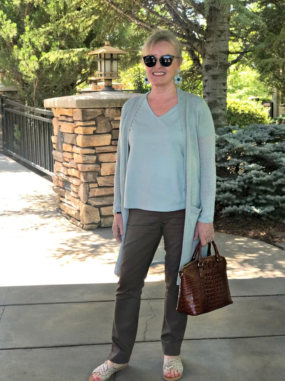 long linen sweater and brown pants on over 50 petite blogger