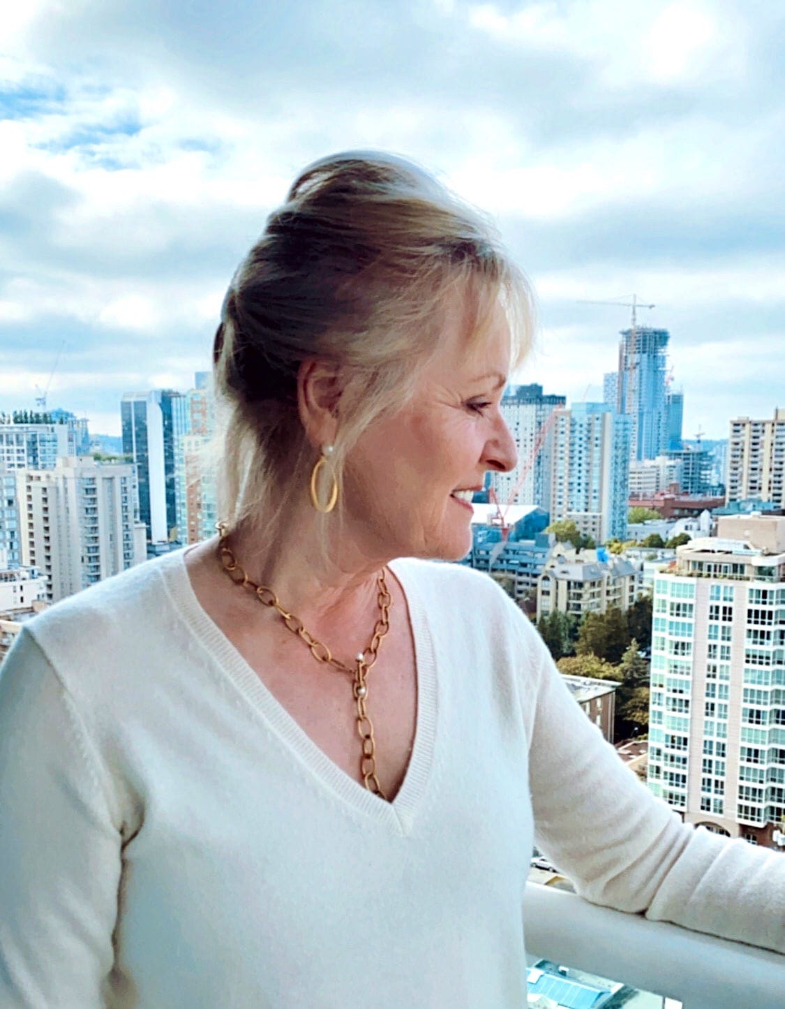 fashion blogger jennifer connolly wearing everlane cashmere sweater