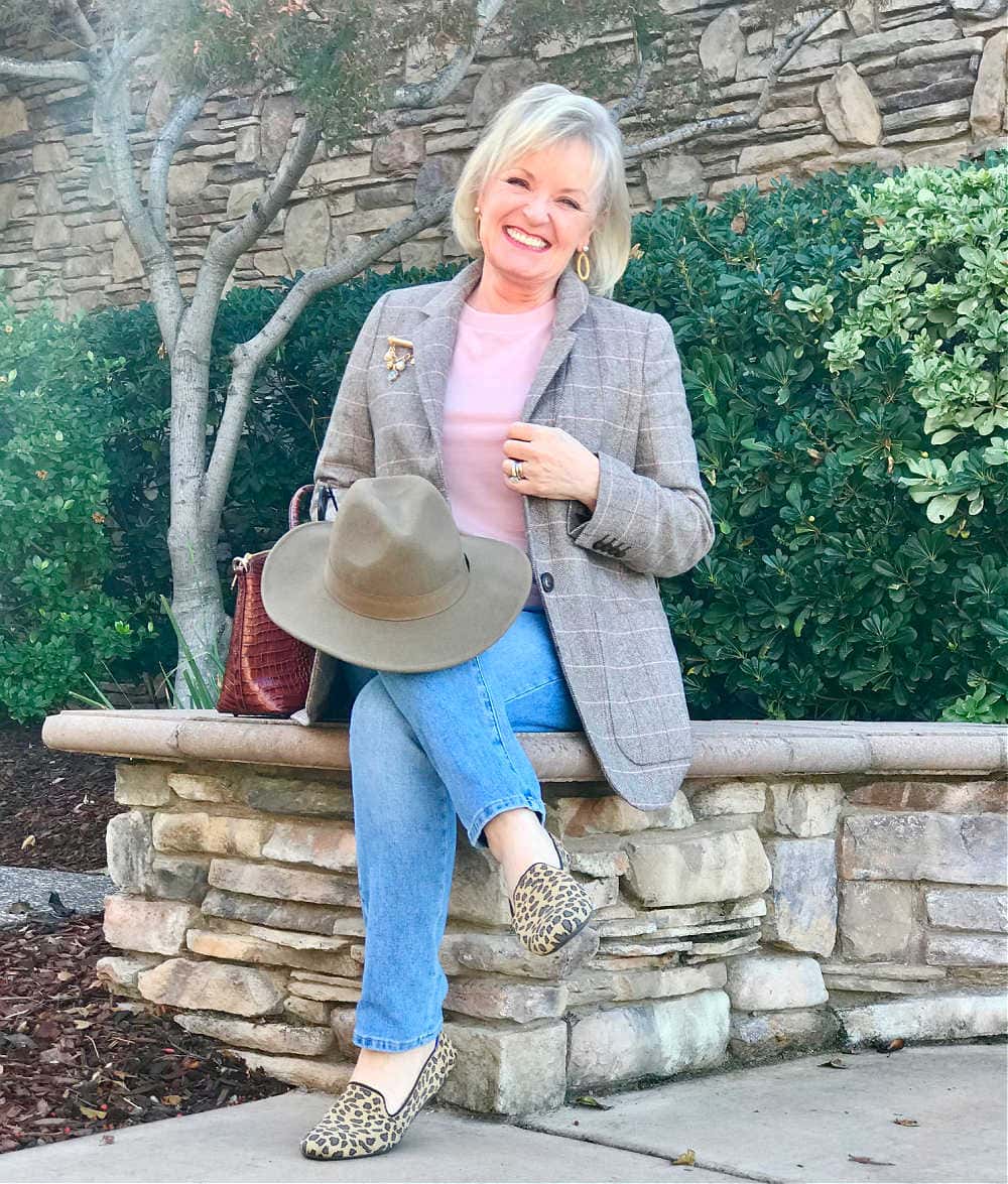 jennifer of a well styled life wearing madewell blazer and jeans with pink tee and taupe fedora
