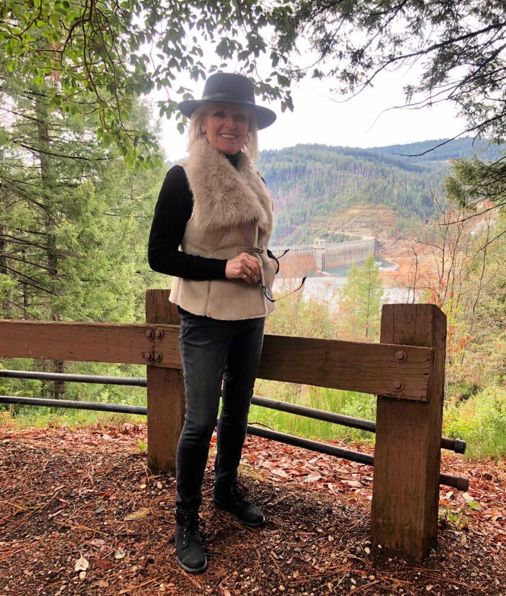 fashion blogger jennifer connolly overlooking new bullards Bar dam