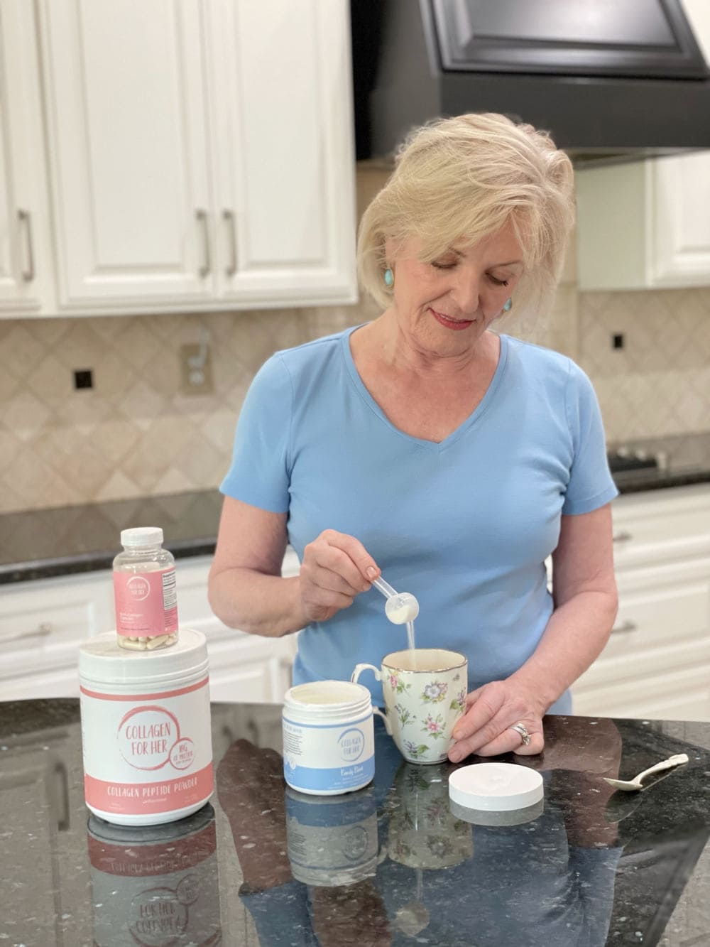 over 50 blogger jennofer connolly of a well styled life adding collagen for her to her tea