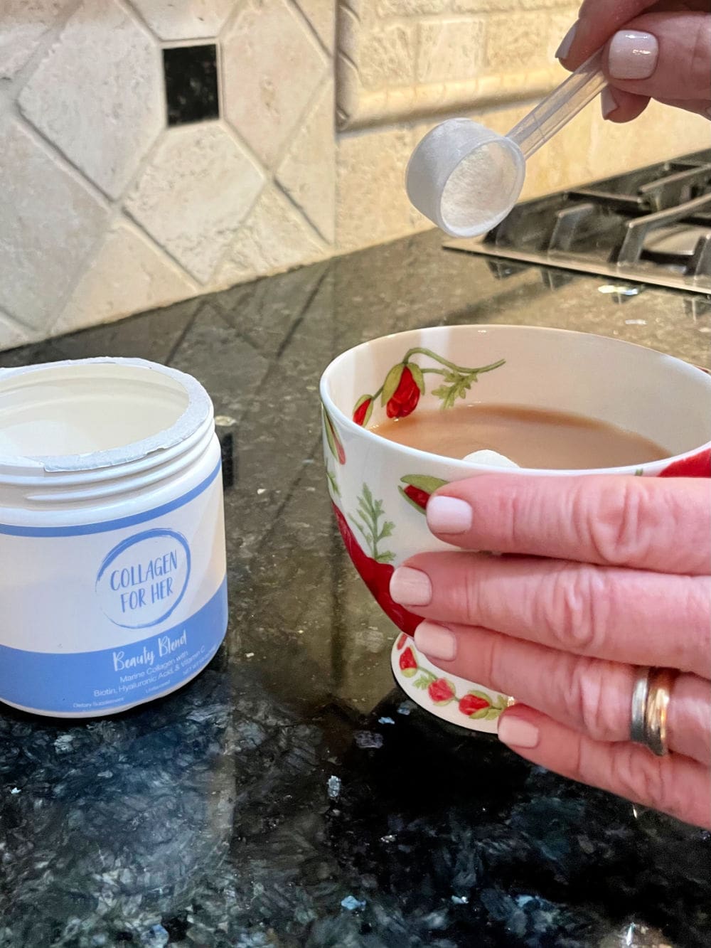 adding marine beauty blend to tea