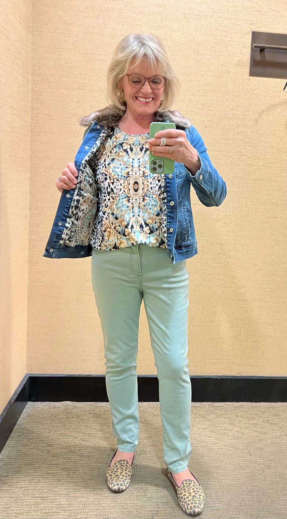 WOMAN WEARING DENIM JACKET WITH FAUX FUR COLLAR