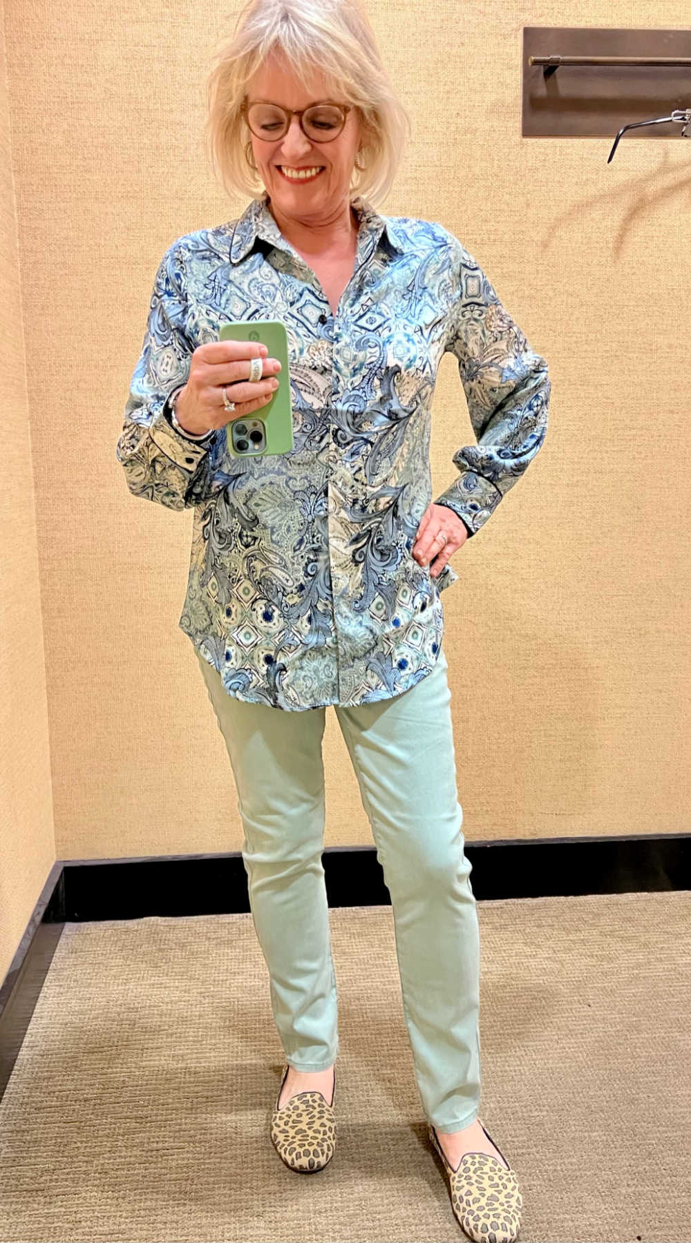 WOMAN WEARING LFORAL BLOUSE AND MINT JEANS