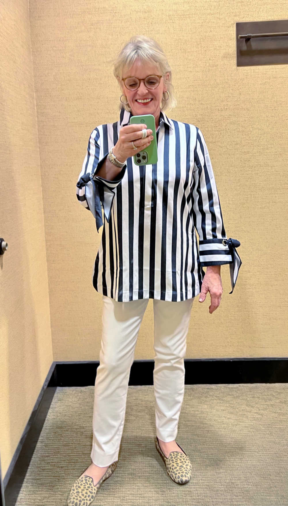 WOMANN WEARING STRIPED PATTERN SHIRT AND WHITE PANTS