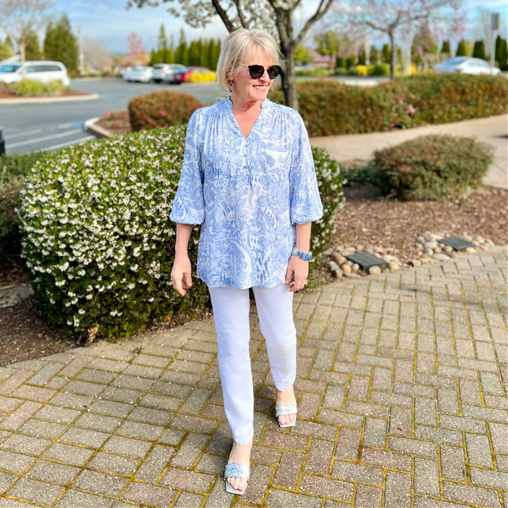 woman wearingn white ejans and blue and white top