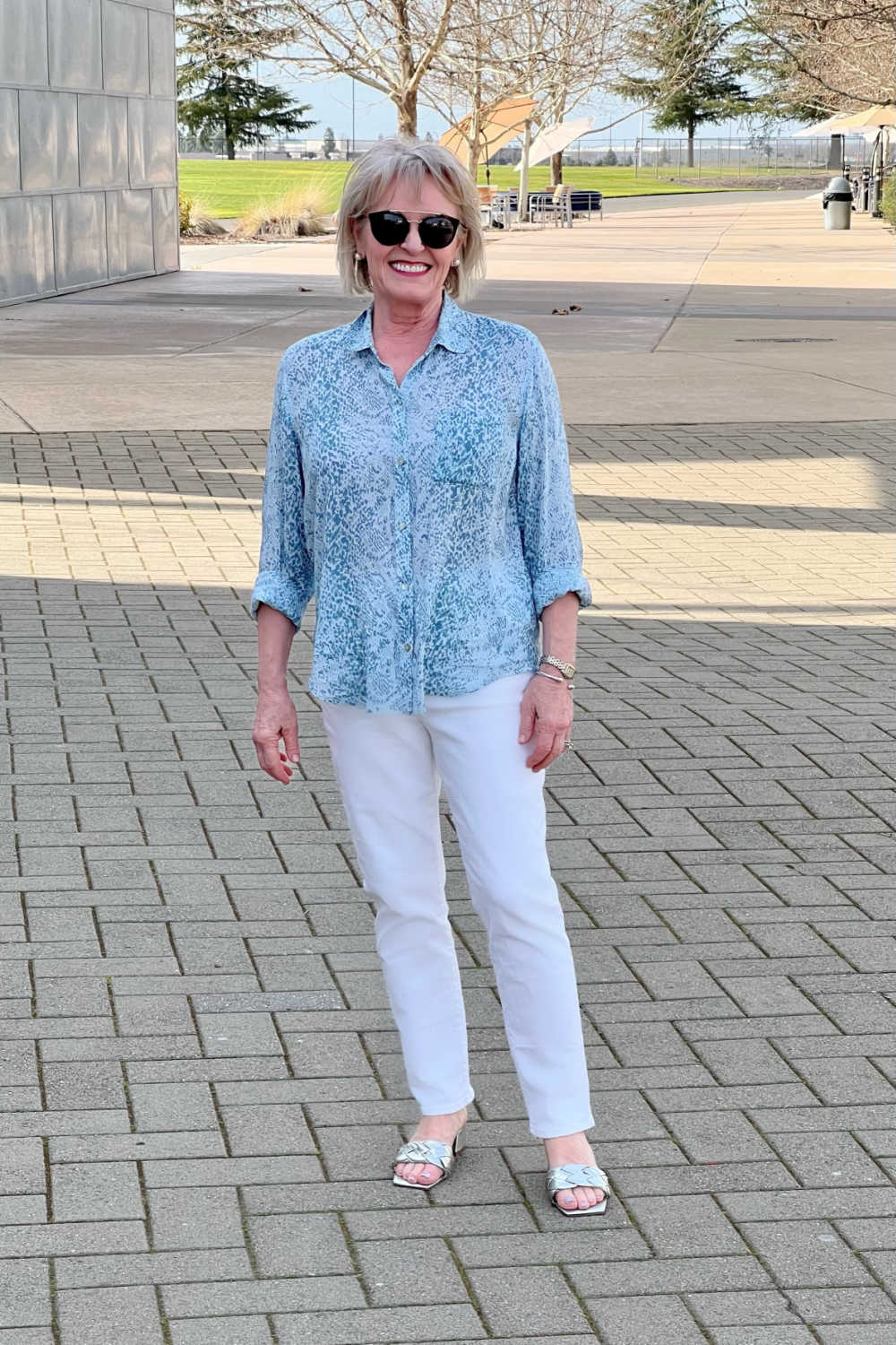 woman wearing white jeans
