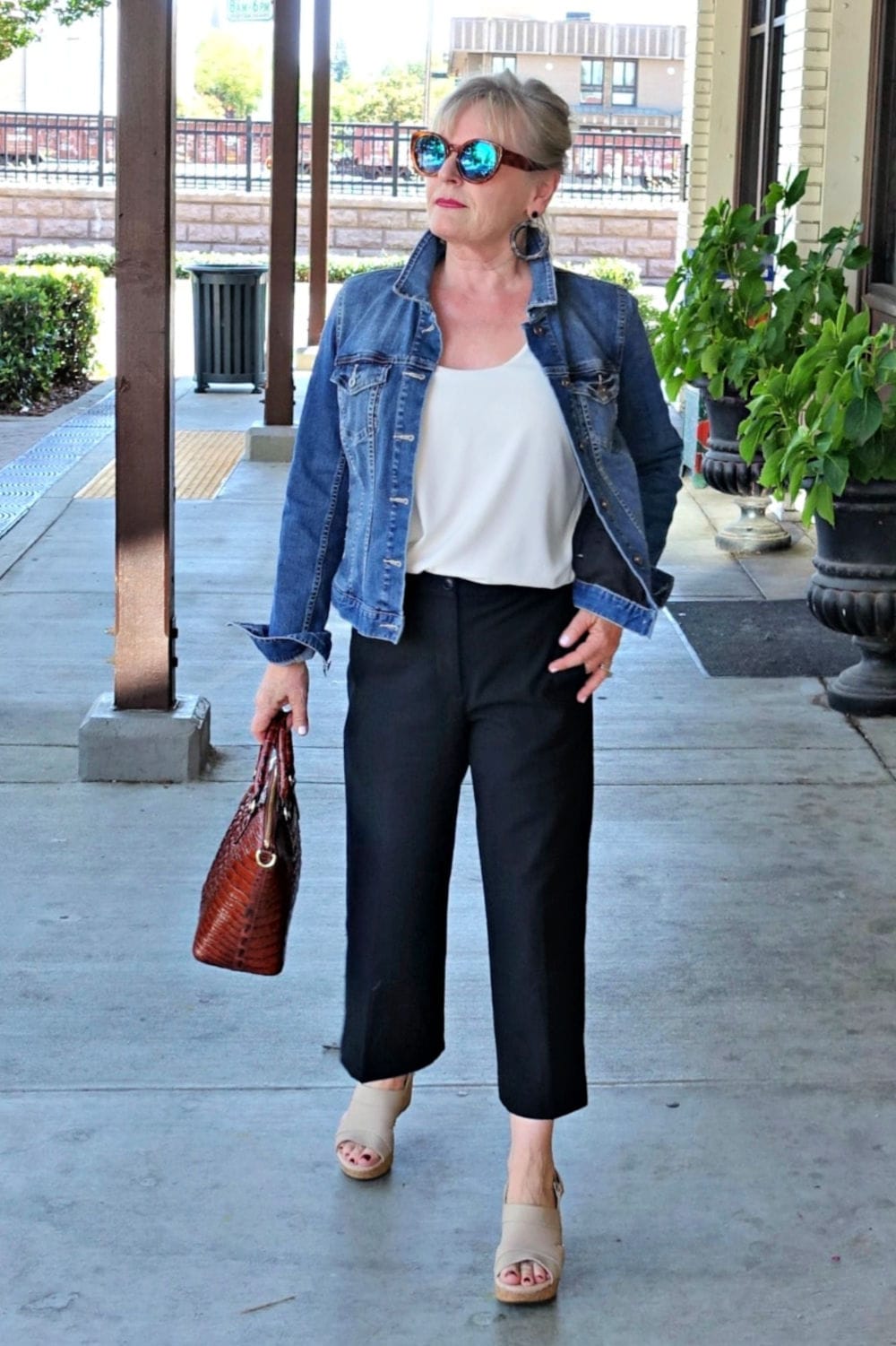Modern Ways To Style Capri and Cropped Pants