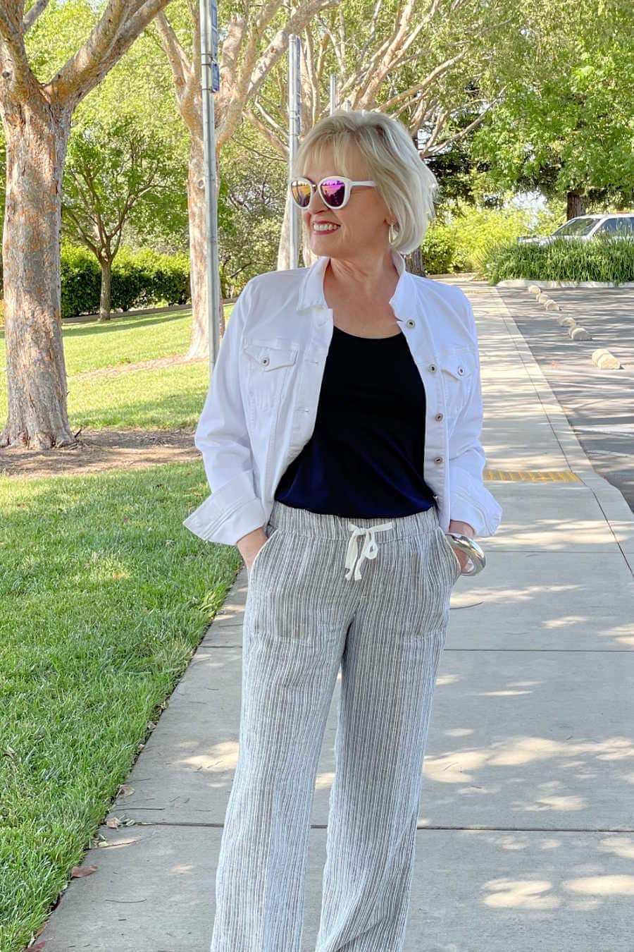 woman wearing black and white summer outfit