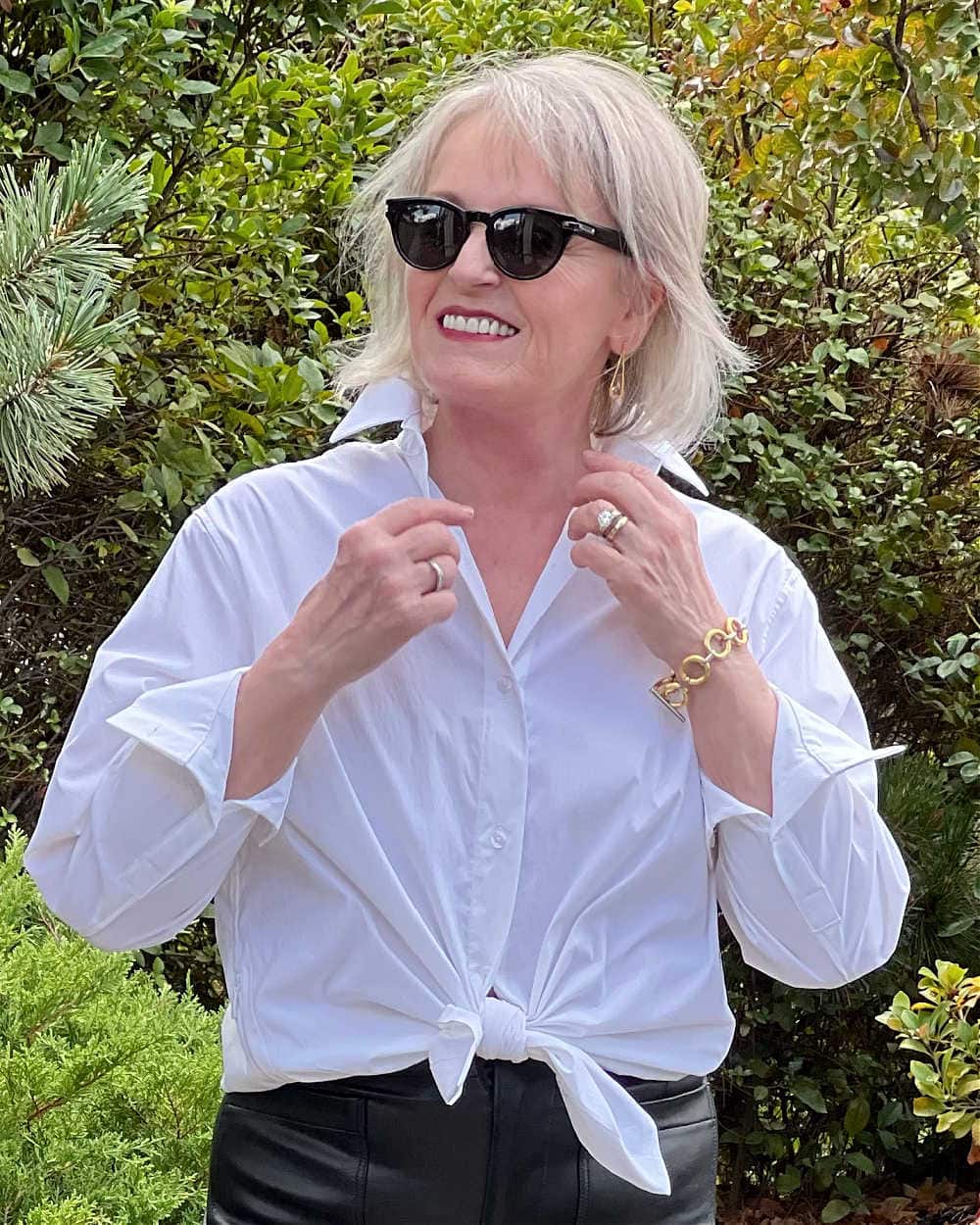 jennifer connolly wearing athleta white shirt