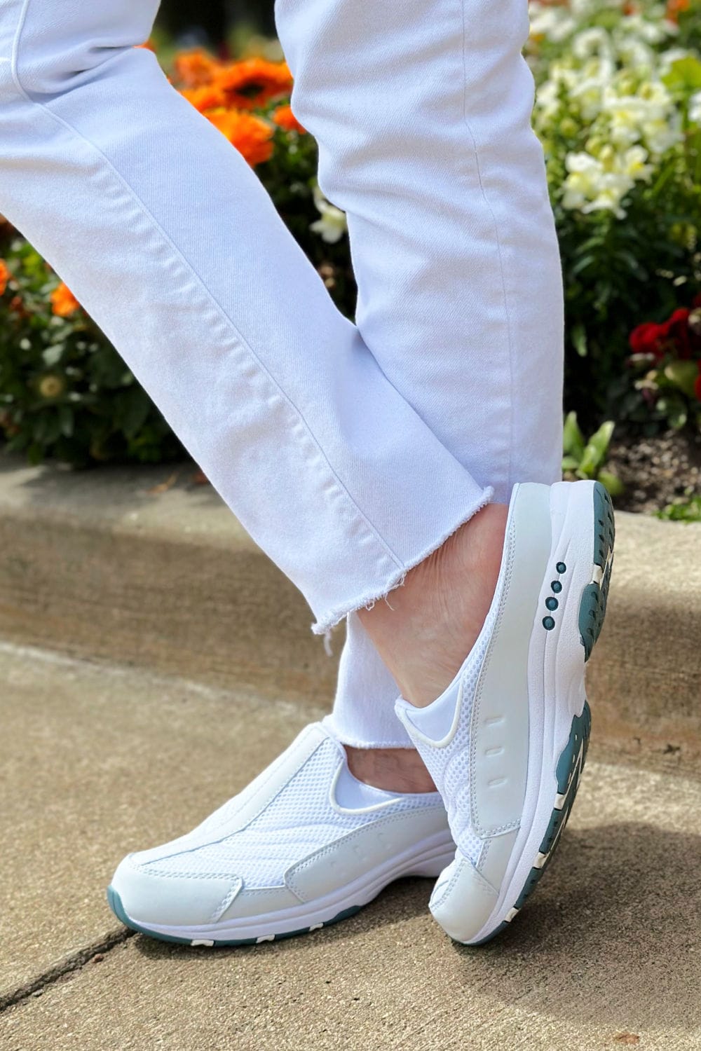 comfortable easy spirit traveltime clog in white with white jeans