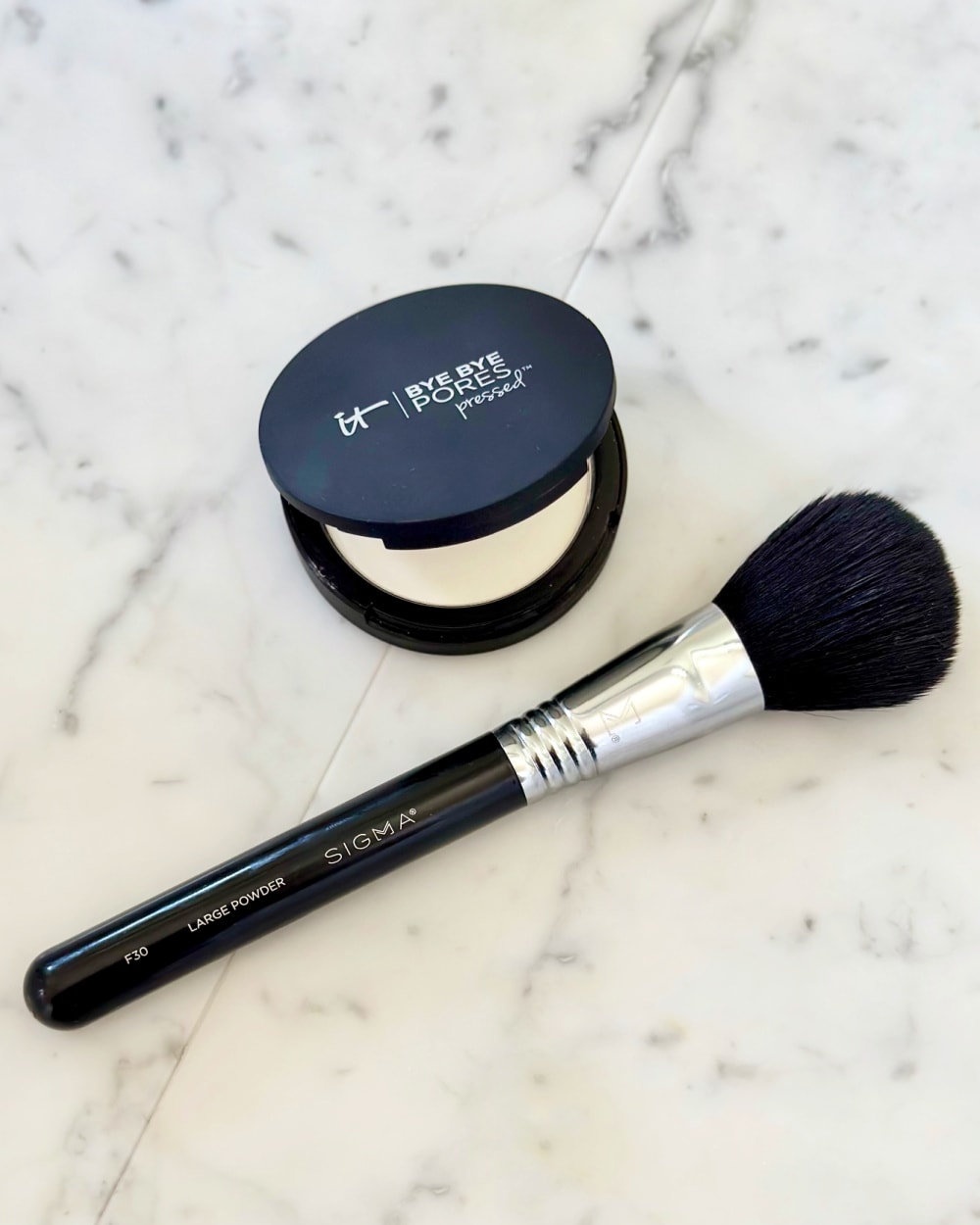 BYE BYE PORES TRANSLUCENT POWDER THAT WON'T SETTLE INTO FINE LINES ON OLDER SKIN