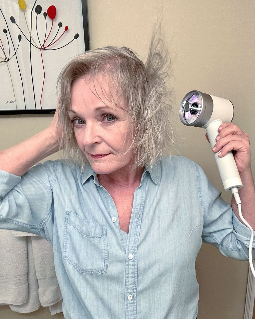 woman using the zuvi halo hairdryer