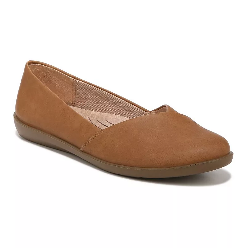 Slip-on flats with arch support – stylish shoes for women over 50