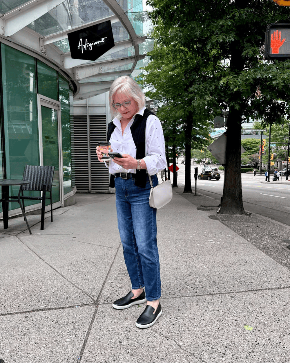 woman looking down at phone which causes tech neck and ruins posture