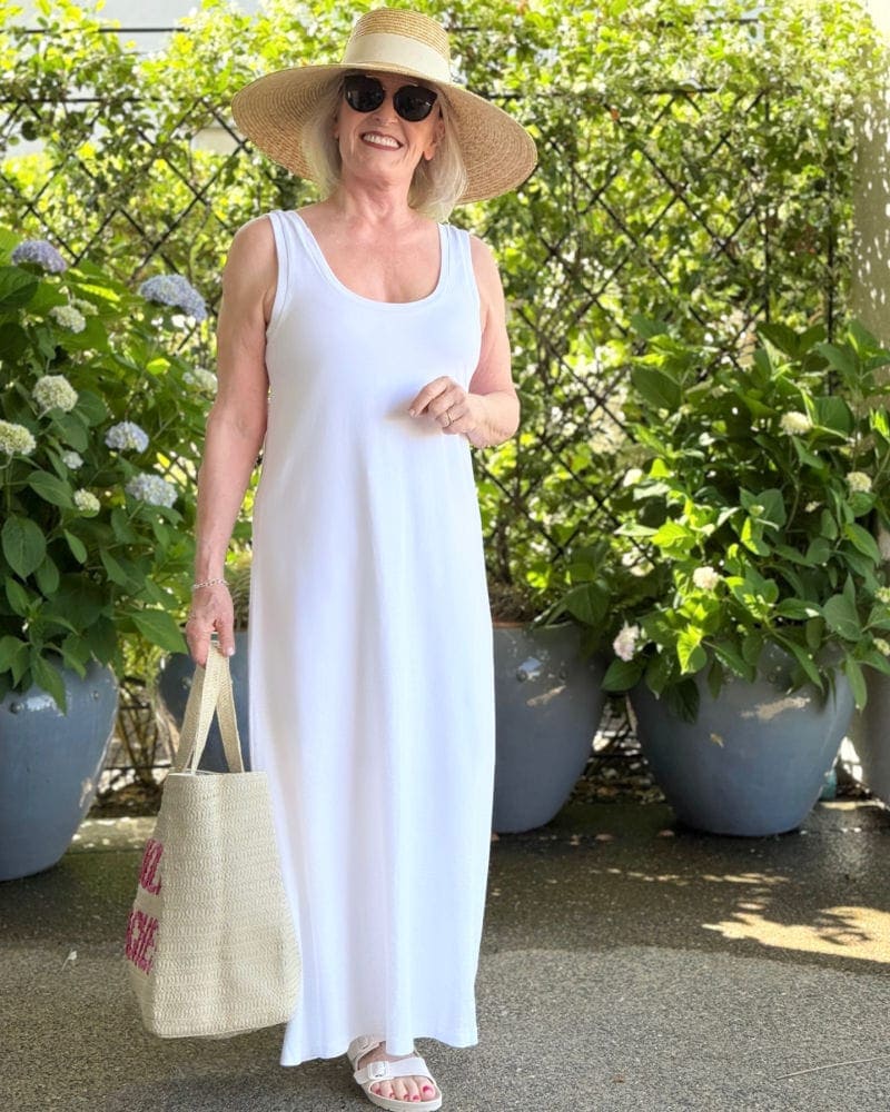Stylish sleeveless outfit idea for mature arms