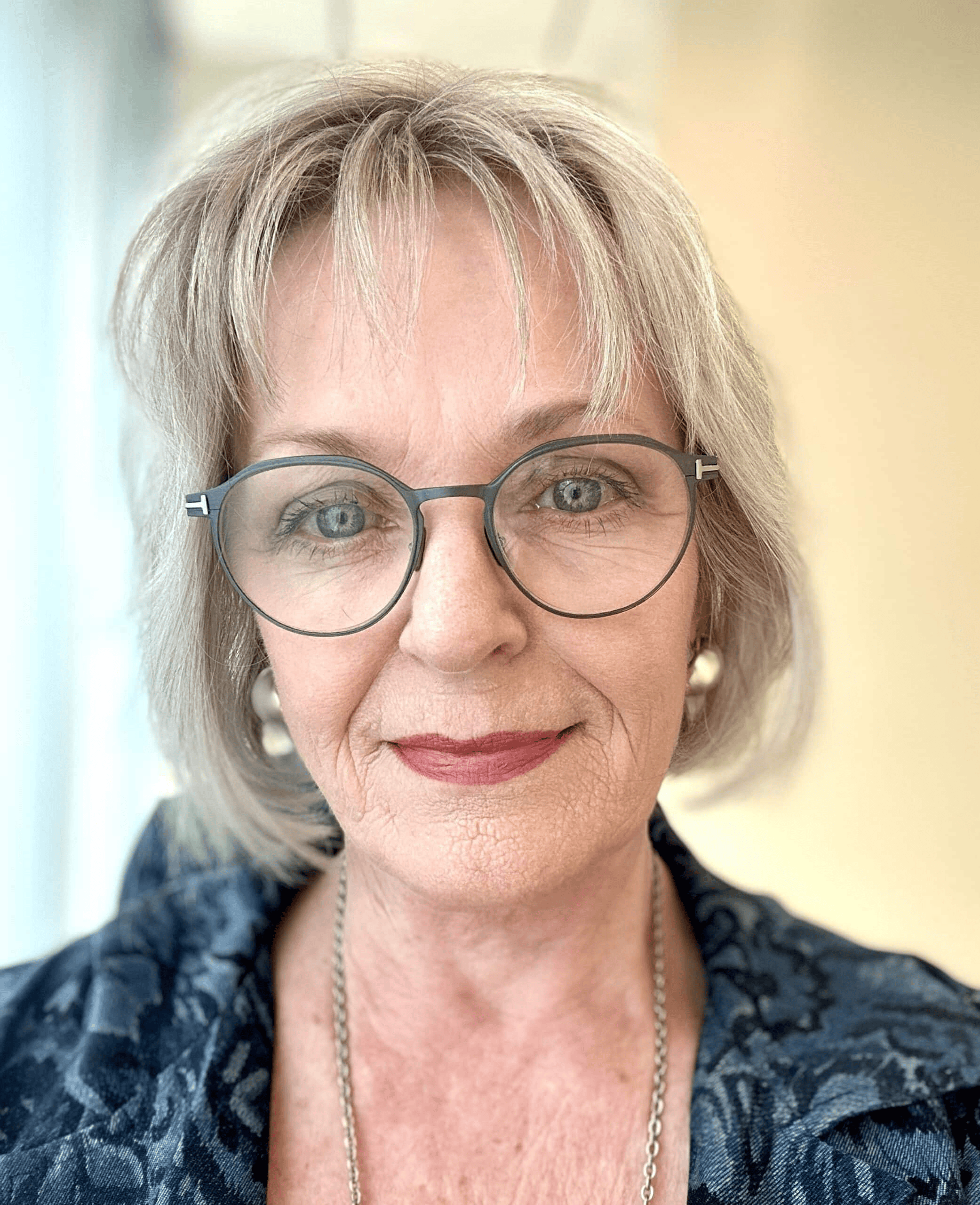 Jennifer Connolly of a well styled life showing how to wear blended lip liner to prevent feathering and define soft lip shape