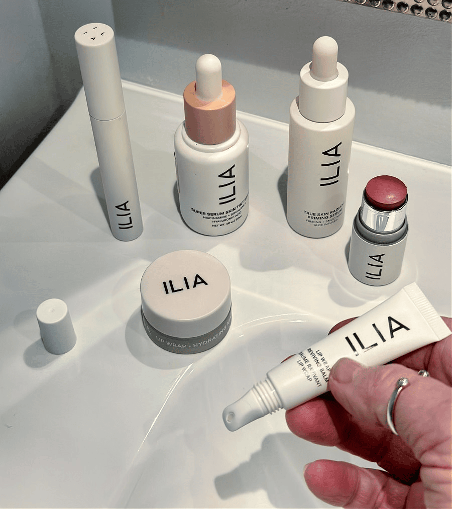 HOW TO PREP YOUR LIPS FOR LIPSTICK SO YOUR LIPS DON'T LOOK CRACKED OR DRY
